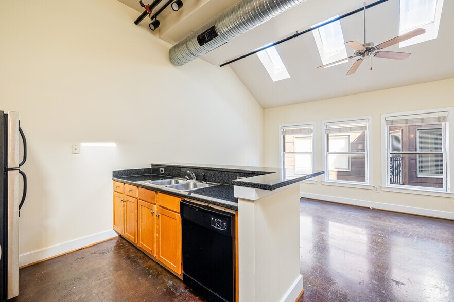 More Photos Of 2411 E Franklin St, Richmond Apartments For Lease