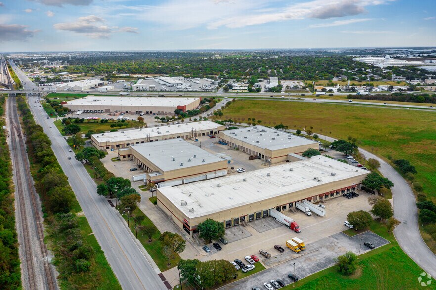 More Photos Of 3005-3031 Interstate Dr, San Antonio Unknown For Lease