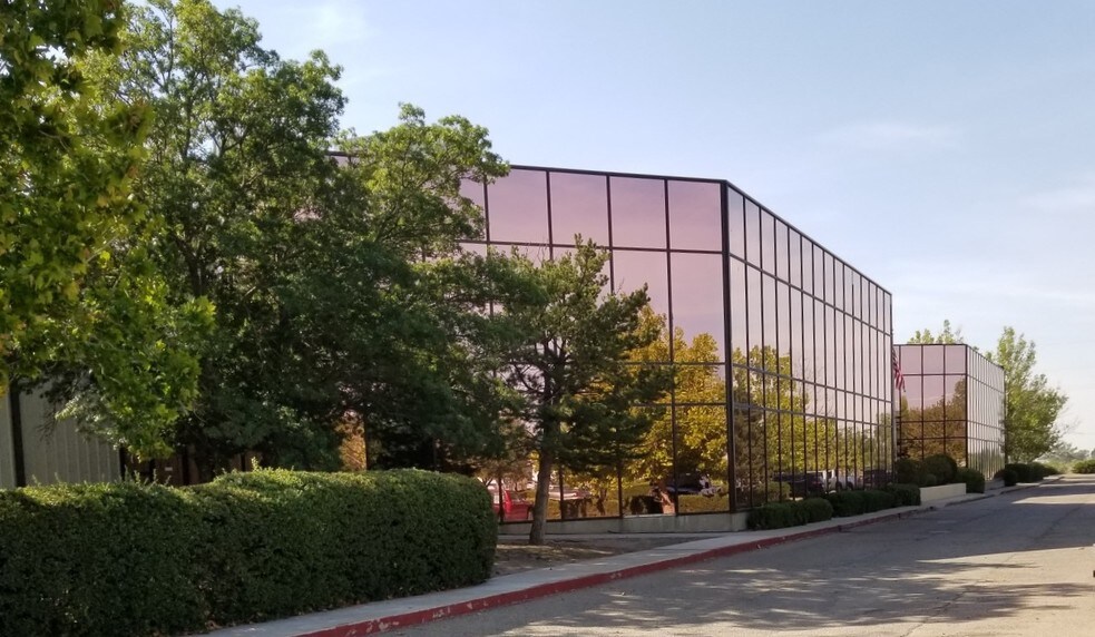 More Photos Of 3911 S Main St, Roswell Manufacturing For Lease