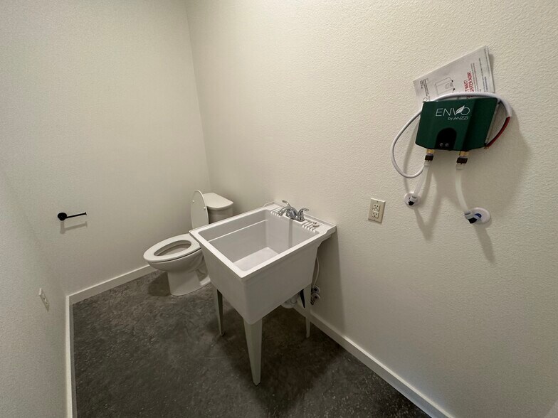 More Photos Of 1608 S County Road 1101, Midland Warehouse For Lease