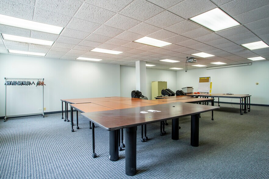 More Photos Of 2340 S River Rd, Des Plaines Office For Lease
