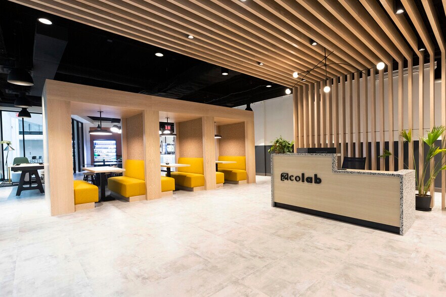 More Photos Of 2000 Center Dr, Hoffman Estates Office For Lease