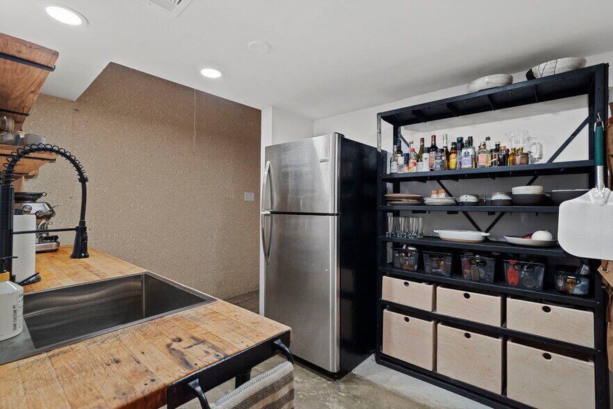 More Photos Of 4720 Avenue O 1/2, Galveston Showroom For Sale