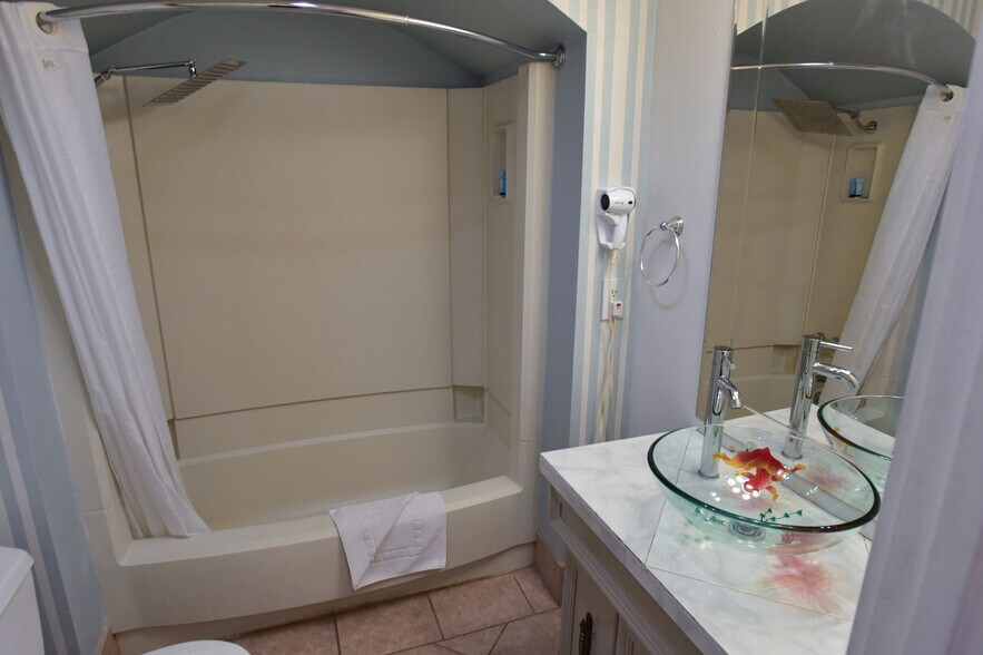 More Photos Of 2300 N Palm Canyon Dr, Palm Springs Hotel For Sale