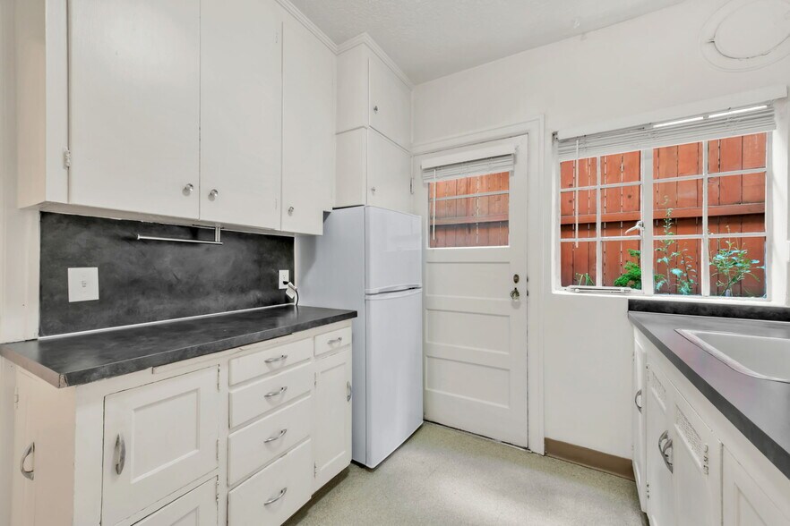 More Photos Of 2336 NW Pettygrove St, Portland Apartments For Sale