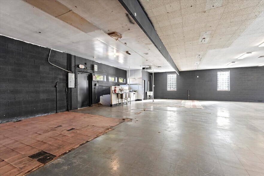 More Photos Of 7560 Macomb St, Grosse Ile Storefront Retail Office For Sale