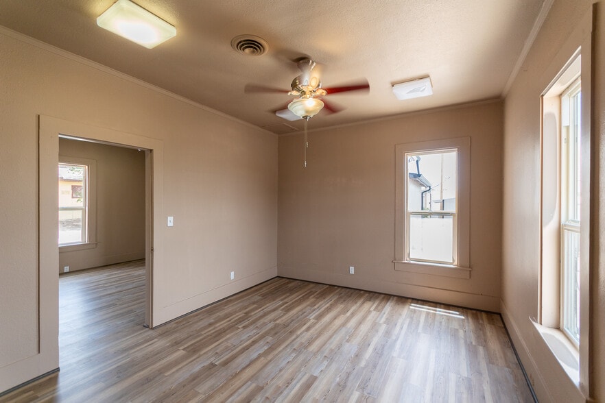 More Photos Of 310 E Oak St, Kingman Office For Sale