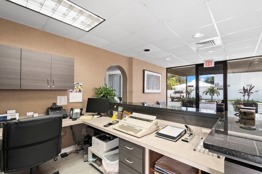 More Photos Of 2501 S Tamiami Trl, Sarasota Office For Sale