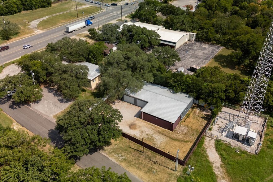 More Photos Of 201 W 9th St, Burnet Warehouse For Lease