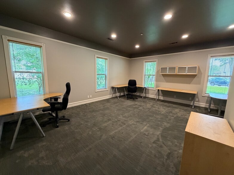 More Photos Of 411 W Main St, Round Rock Unknown For Lease