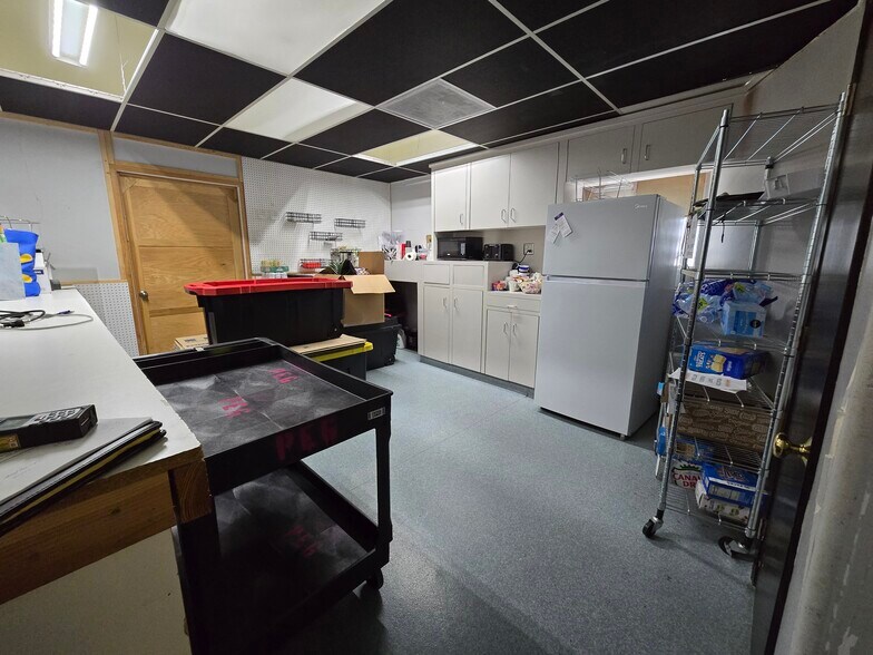 More Photos Of 2201 N Hollywood Way, Burbank Showroom For Lease