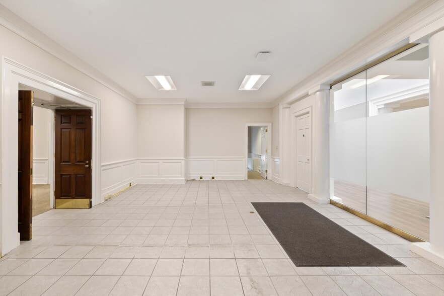 More Photos Of 16 Broad St, Charleston Bank For Lease