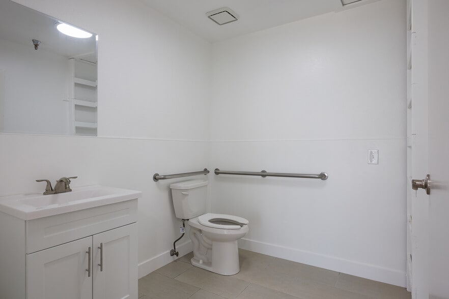 More Photos Of 2889 Bunsen Ave, Ventura Warehouse For Lease