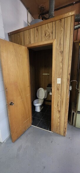 More Photos Of 262 Mill St, Kitchener Industrial For Lease