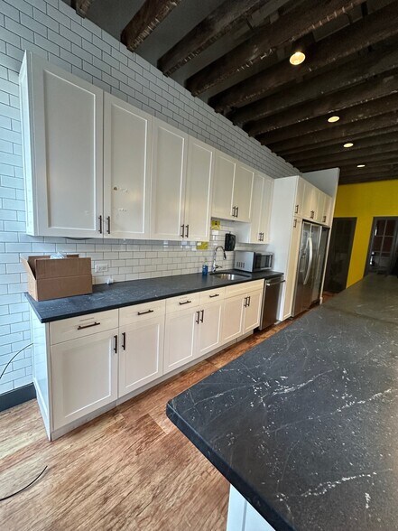 More Photos Of 646-648 N Clark St, Chicago Office For Lease