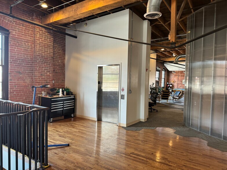 More Photos Of 210 W 19th Ter, Kansas City Office For Lease