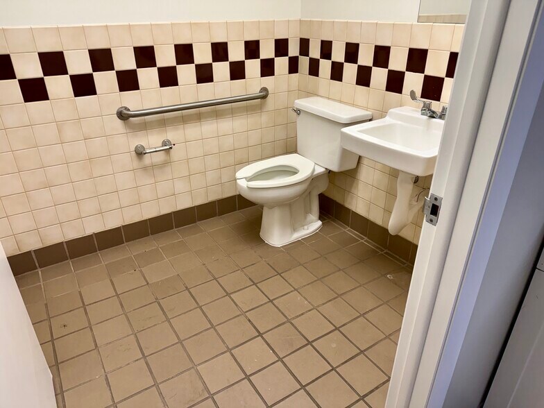 More Photos Of 5422-5432 W Crenshaw St, Tampa Unknown For Lease