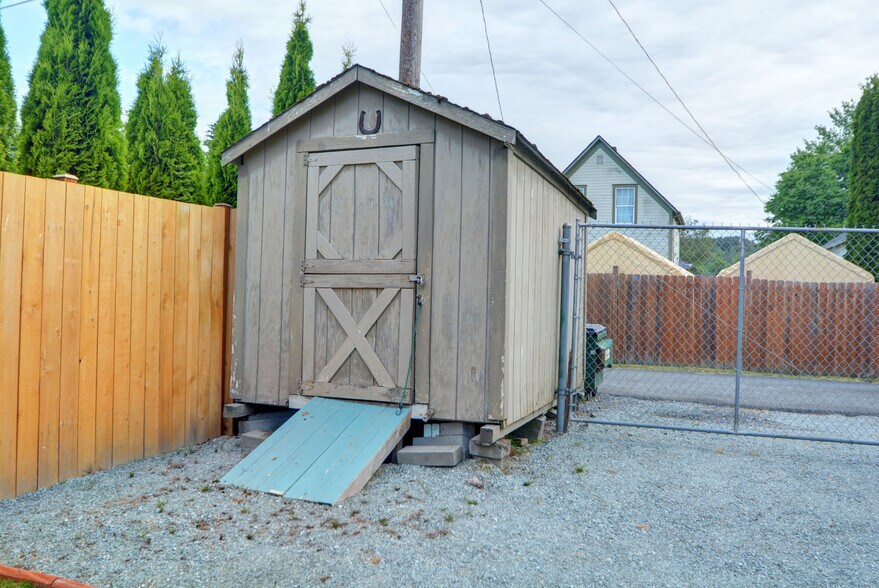 More Photos Of 1415 Pioneer Hwy, Silvana General Retail For Sale