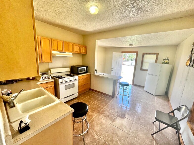 More Photos Of 215 N Broadway St, Post Hotel For Sale