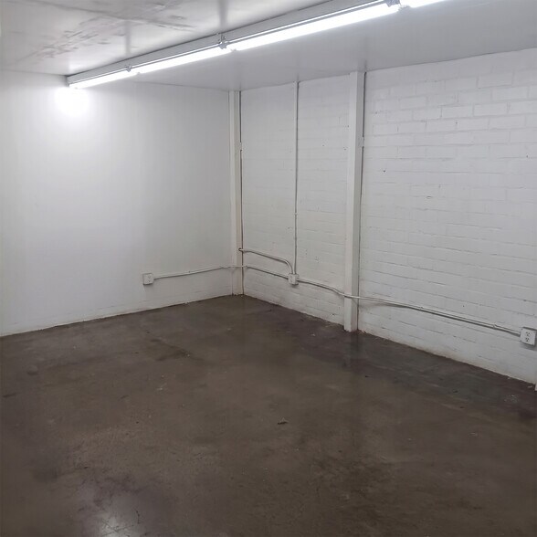 More Photos Of 233 W 33rd St, Los Angeles Warehouse For Lease