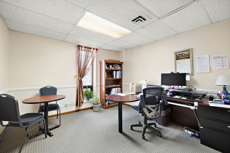 More Photos Of 2400 W 4th St, Wilmington Office For Sale