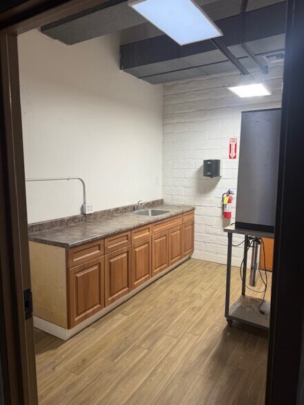 More Photos Of 905-917 Corporation St, Santa Paula Warehouse For Sale