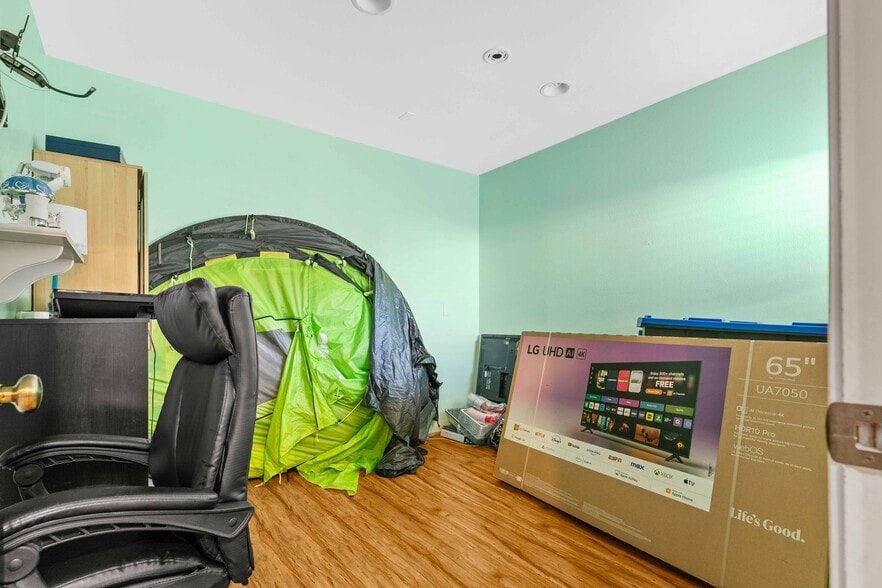 More Photos Of 7317 Clybourn Ave, Sun Valley Contractor Storage Yard For Sale