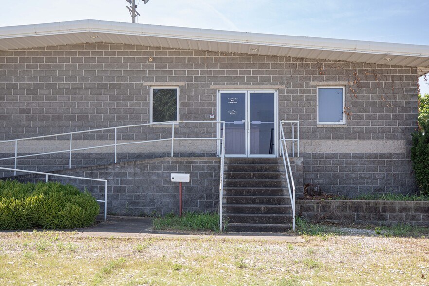 More Photos Of 200 N River St, Carthage Manufacturing For Lease