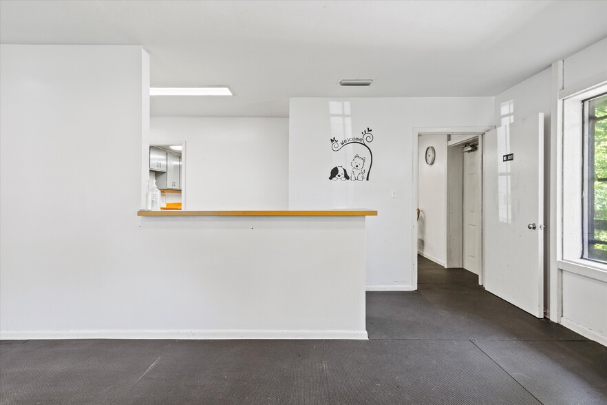 More Photos Of 1355 E Lafayette St, Tallahassee Veterinarian Kennel For Sale