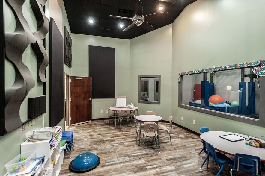 More Photos Of 20 Executive Park Dr, Hendersonville Loft Creative Space For Sale