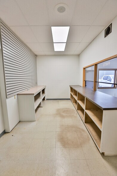 More Photos Of 129 2nd St, Webster City Light Manufacturing For Sale