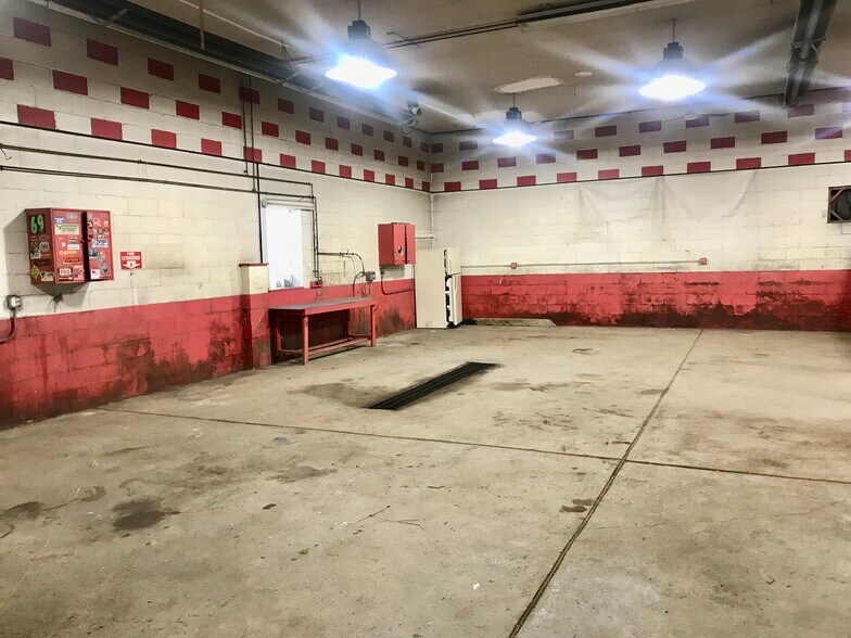 More Photos Of 331 Jones St, Verona Showroom For Sale