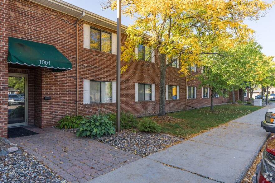 More Photos Of 600 Twelve Oaks Center Dr, Wayzata Unknown For Lease