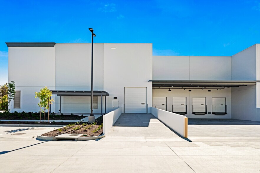 More Photos Of 3211 Mission Oaks Blvd, Camarillo Warehouse For Lease