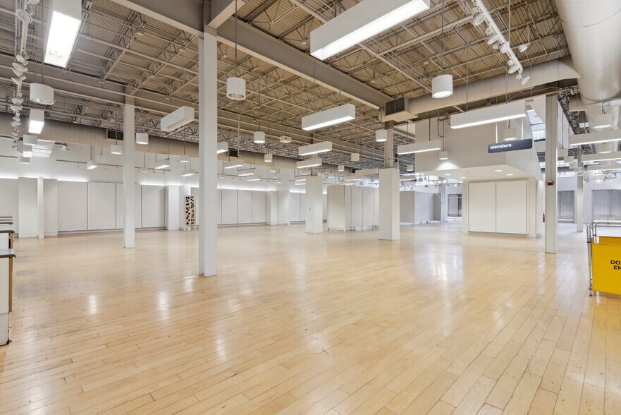 More Photos Of 1510 Walnut St, Philadelphia Storefront For Lease