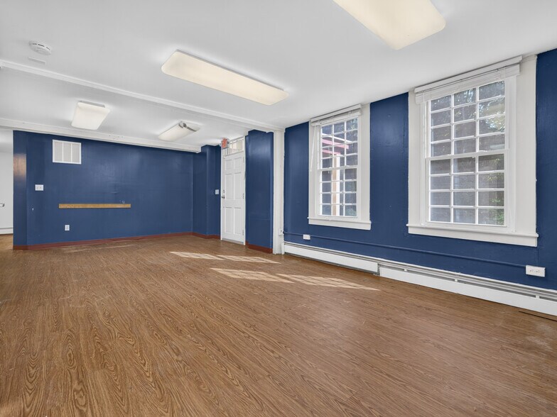 More Photos Of 1721 Saybrook Rd, Haddam Veterinarian Kennel For Sale