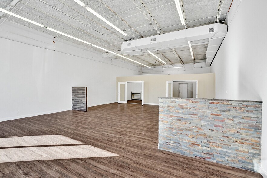 More Photos Of 959 NE Floranada Rd, Oakland Park Showroom For Lease