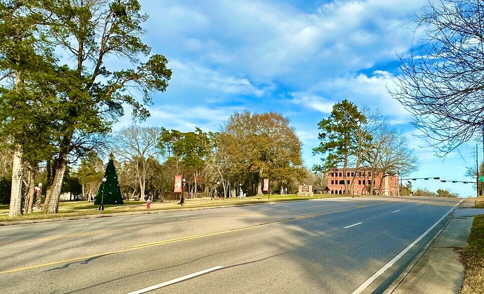 More Photos Of 21499 Eva St, Montgomery Office For Lease