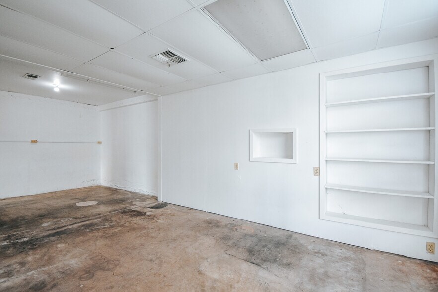 More Photos Of 305 N Laurent St, Victoria Flex For Lease