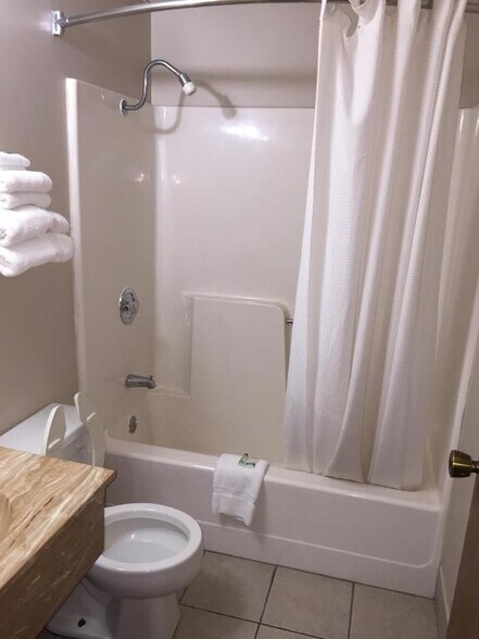 More Photos Of 817 W Main St, Lyons Hotel For Sale
