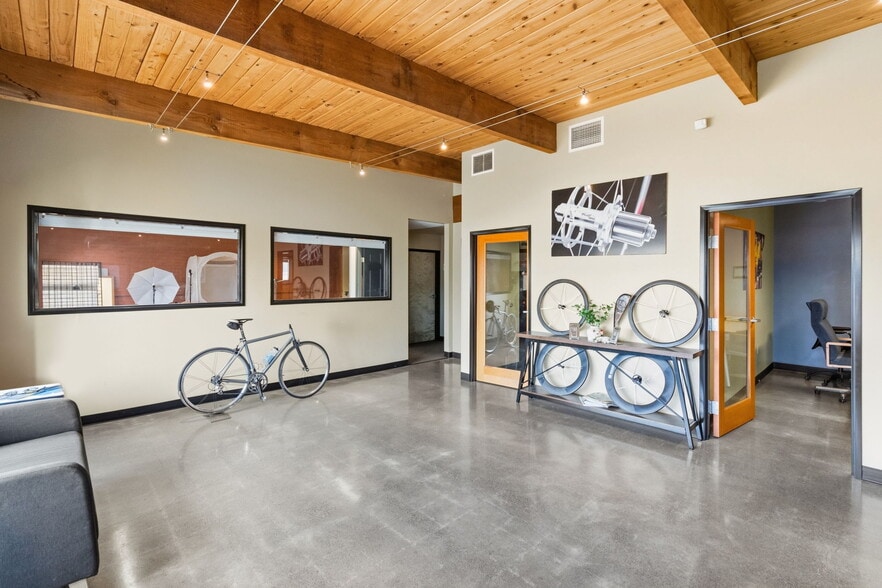 More Photos Of 940 Wilson St, Eugene Showroom For Sale