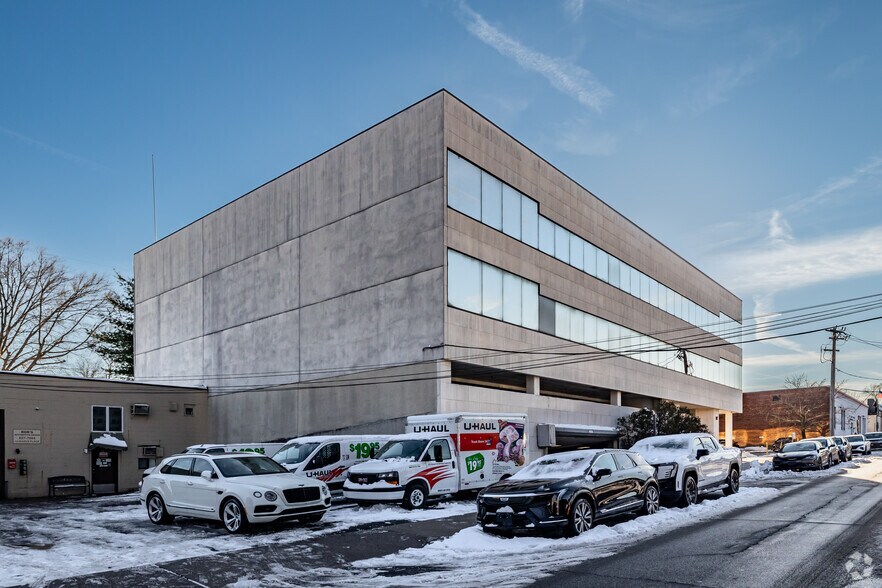 More Photos Of 36 Maple Pl, Manhasset Office For Lease