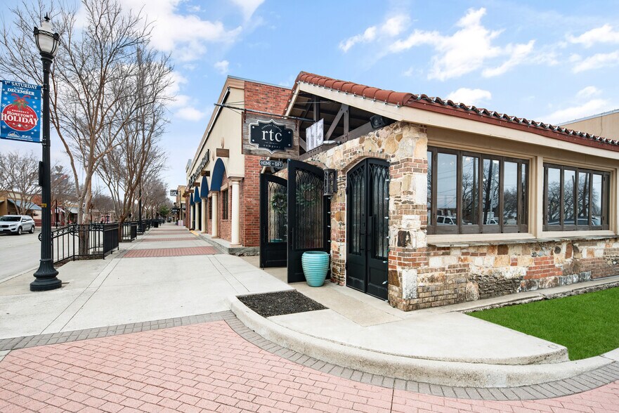 Primary Photo Of 115 N Oak St, Roanoke Restaurant For Sale