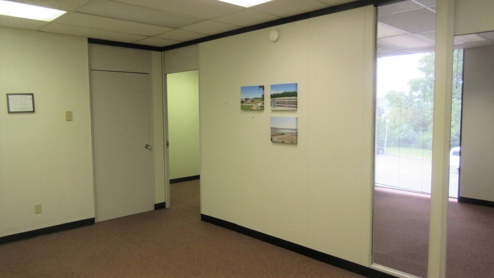 More Photos Of 1657 Commerce Dr, South Bend Coworking Space