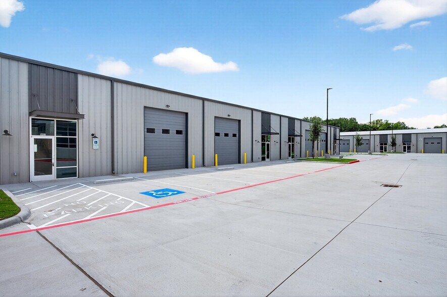 More Photos Of 304 W Progress Dr, Sherman Unknown For Lease