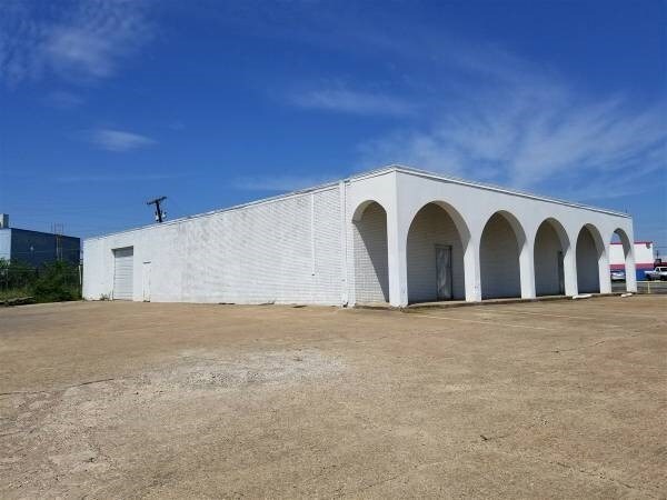 More Photos Of 609 E Walnut Cir, Garland Industrial For Lease