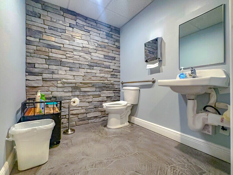 More Photos Of 2500 S Harbor City Blvd, Melbourne Unknown For Lease