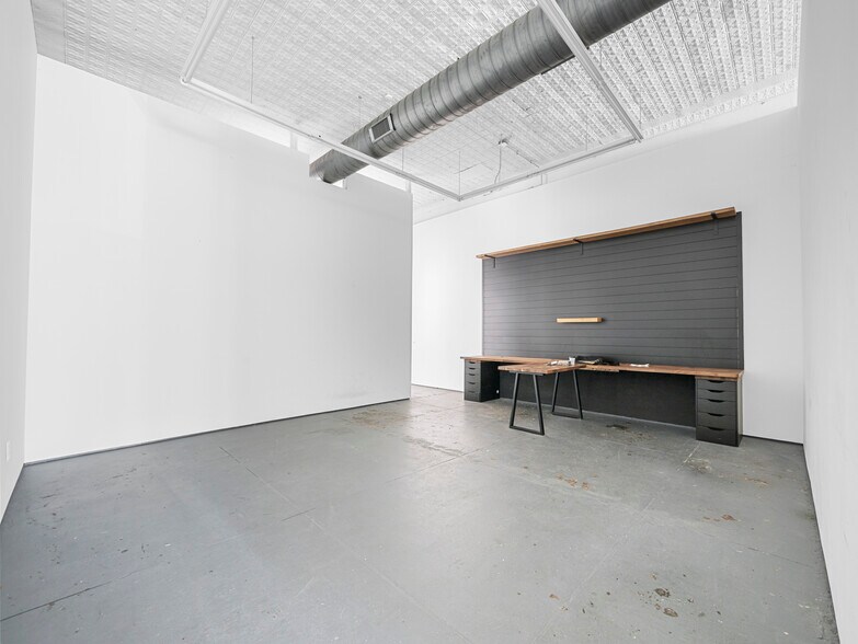 More Photos Of 901 W Jefferson Blvd, Dallas Storefront For Lease