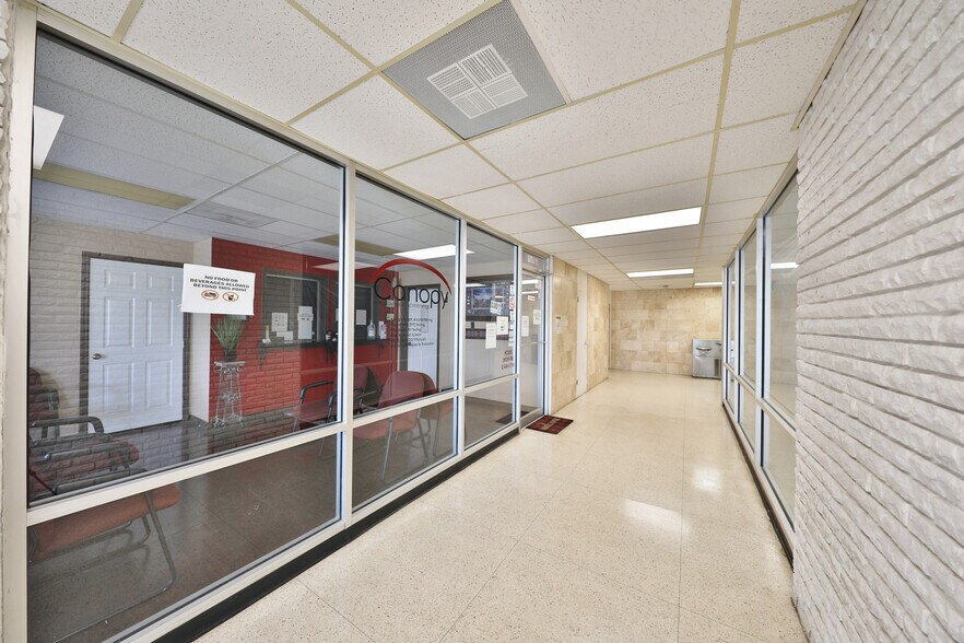 More Photos Of 2402-2406 Commercial Ave, San Antonio Medical For Sale