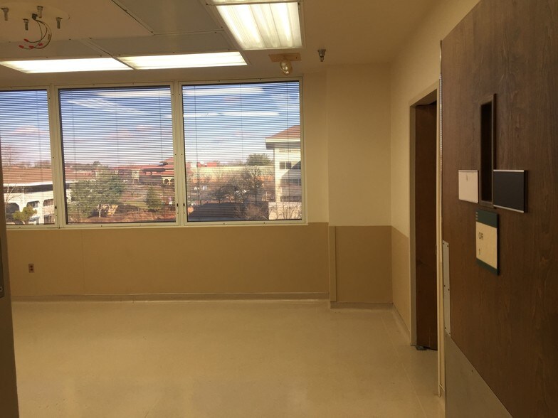 More Photos Of 4 Pidgeon Hill Dr, Sterling Medical For Lease